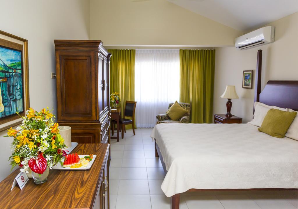 The Liguanea Club Hotel Kingston Buitenkant foto